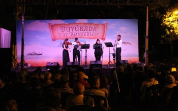 Dört Keman Bir Adada